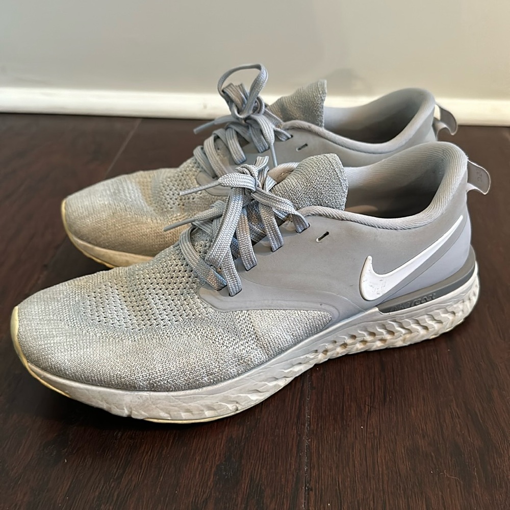 Women’s Nike running shoe size 7, gray great condition